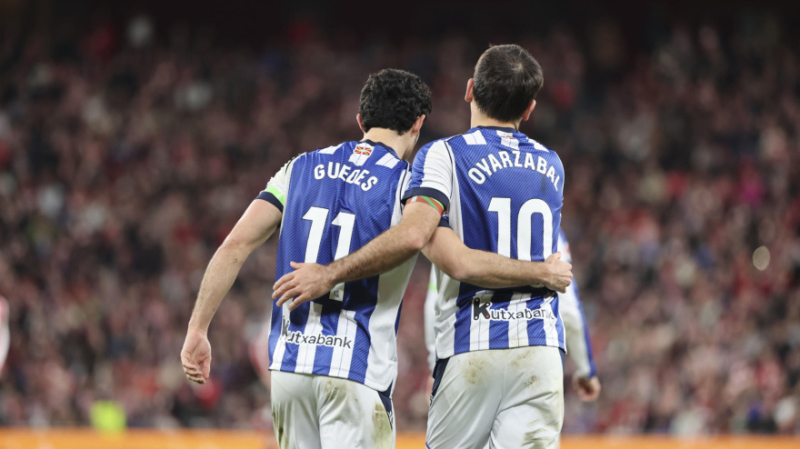 Guedes y Oyarzabal celebra el gol de la Real Sociedad al Athletic