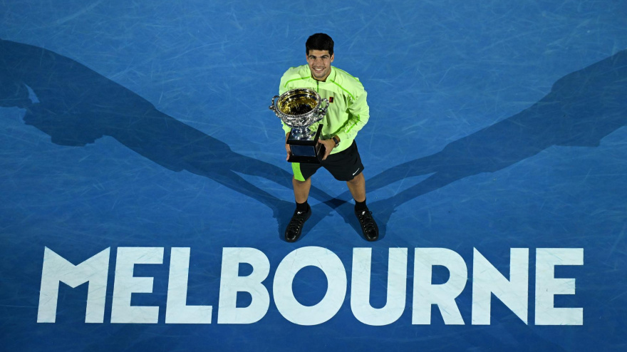Carlos Alcaraz posa con el trofeo del Open de Australia