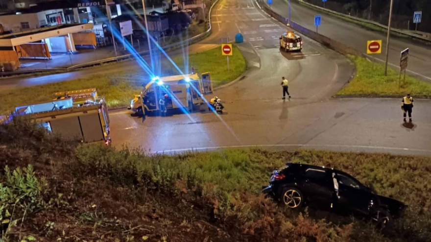 Vehículo siniestrado en Riaño (Langreo)