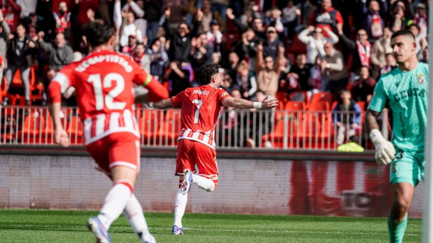 El Almería golea al Ceuta en un festival de penaltis y se aferra al ascenso