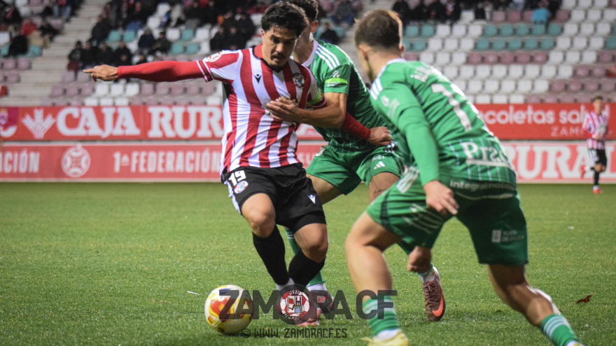 Abde, jugador del Zamora, en el duelo ante el Racing de Ferrol