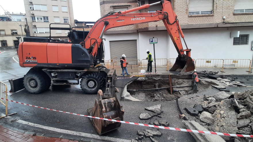 Maquinaria pesada repara una carretera de Lorca tras la dana de marzo del año 2025
