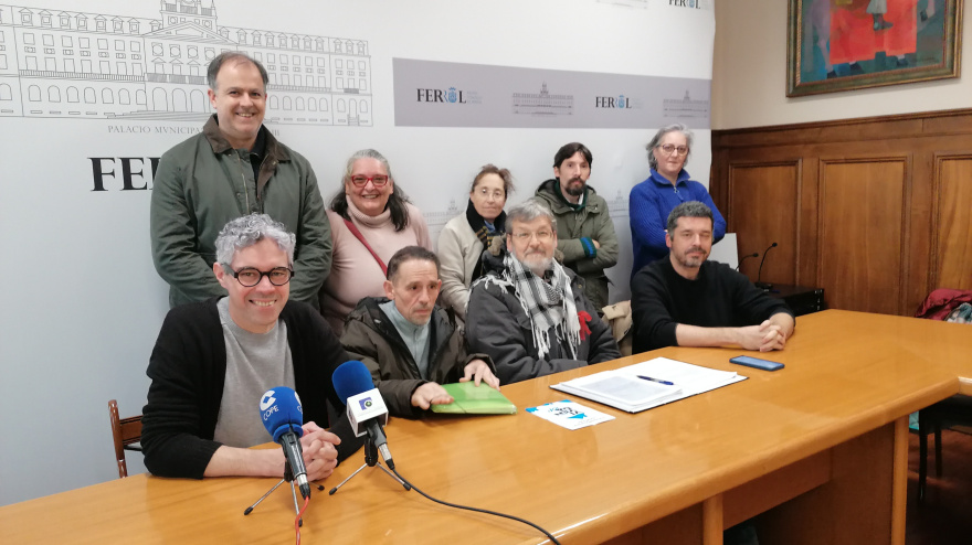 Integrantes del BNG y de colectivos sociales denunciando un caso en Ferrol