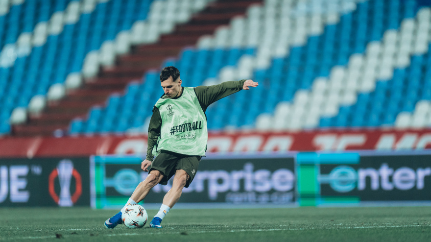 Bryan Zaragoza en el entrenamiento previo al partido de Europa League en Belgrado