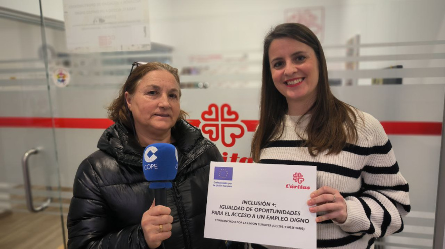 Silvia Arias de Cáritas con María y Diego, participantes en "Inclusión +"