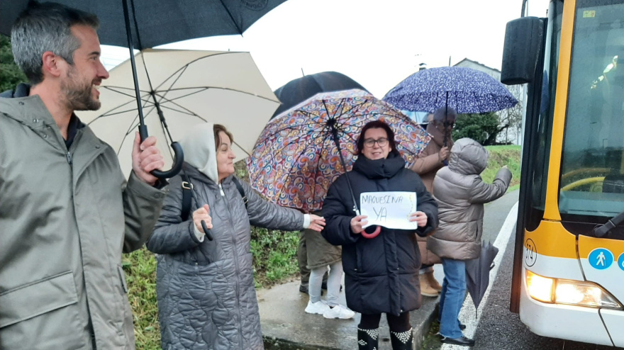 Vecinos de Castelo en la parada del autobús