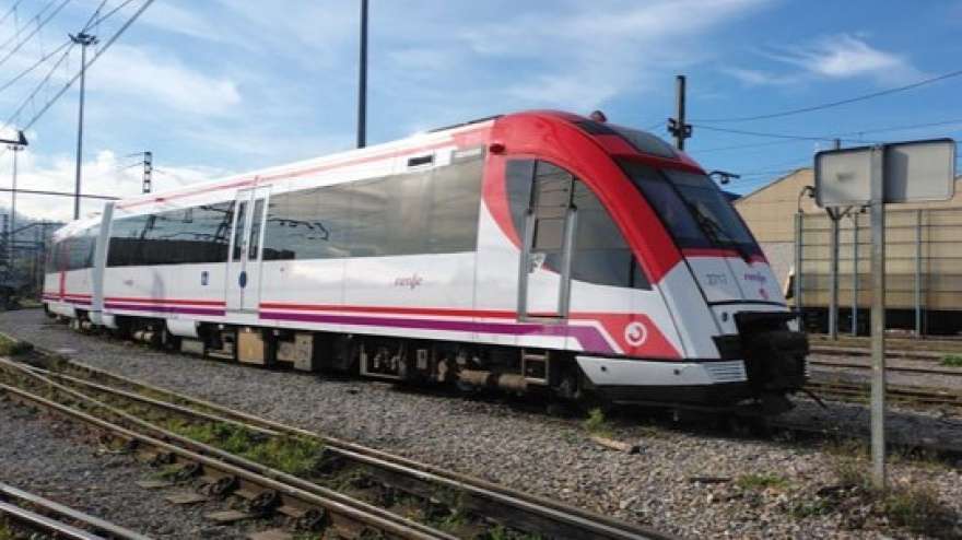 Una imagen de un tren de Cercanías cubriendo el recorrido de la línea Avilés - Oviedo