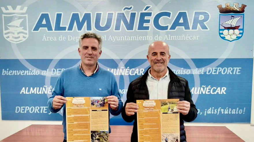Los ponentes en la rueda de prensa posan con el cartel anunciador