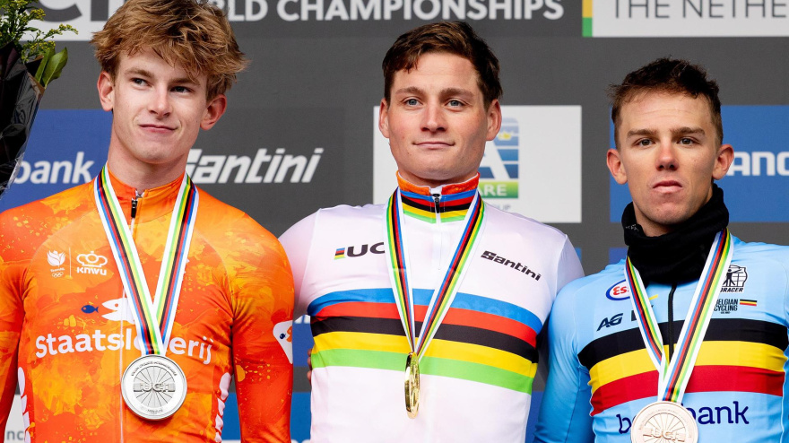 Hulst (Netherlands), 01/02/2026.- Silver medalist Tibor del Grosso (L) of the Netherlands, gold medalist Mathieu van der Poel of the Netherland (C) and bronze medalist Thibau Nys of Belgium celebrate on the podium after the Men's Elite race at the 2026 UCI Cyclo-cross World Championships in Hulst, the Netherlands, 01 February 2026. (Ciclismo, Bélgica, Países Bajos; Holanda) EFE/EPA/Iris van den Broek