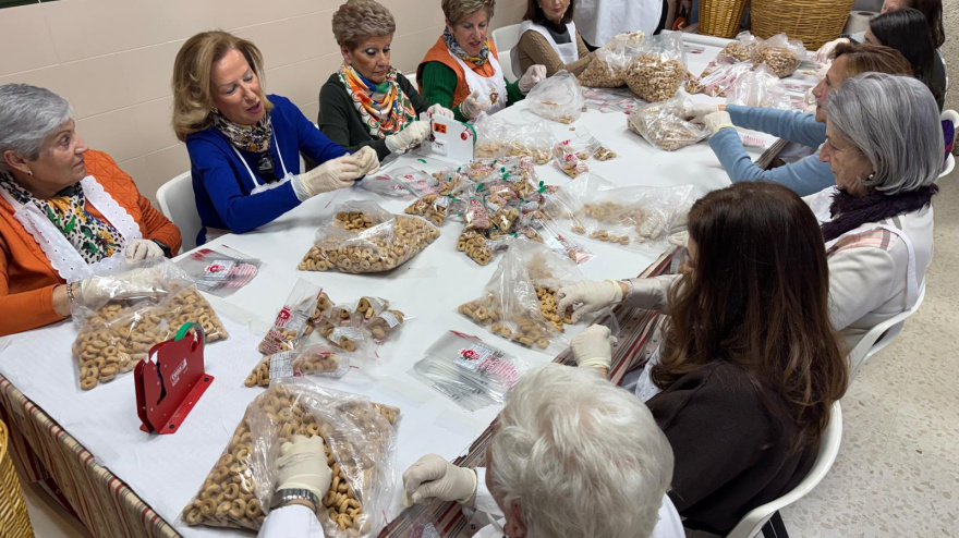 Antiguas alumnas de las Mercedarias durante el envasado de los tradicionales rollicos de San Blas