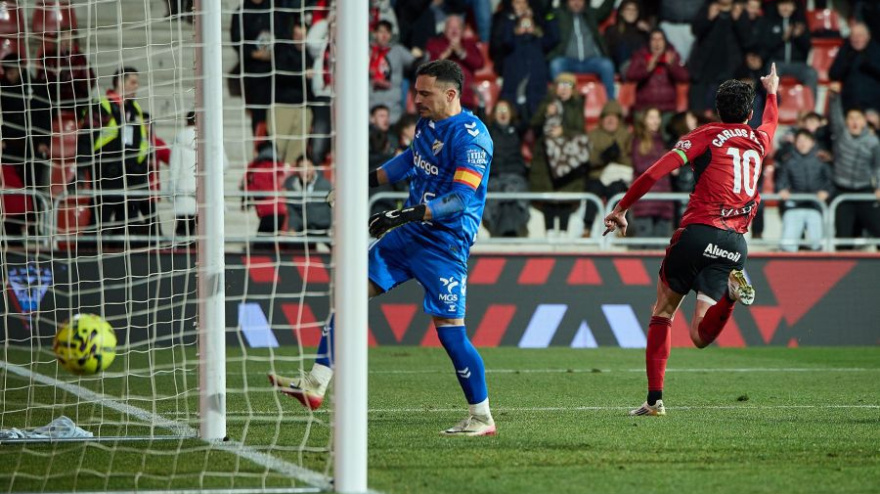 Carlos Fernández hizo doblete para dar la victoria al Mirandés.