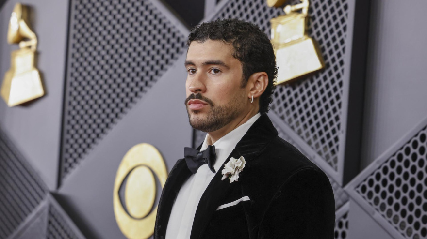 El rapero puertorriqueño Bad Bunny llega a la alfombra roja para la 68ª ceremonia anual de los Premios Grammy en el Crypto.com Arena en Los Ángeles, California, EE. UU., el 1 de febrero de 2026.