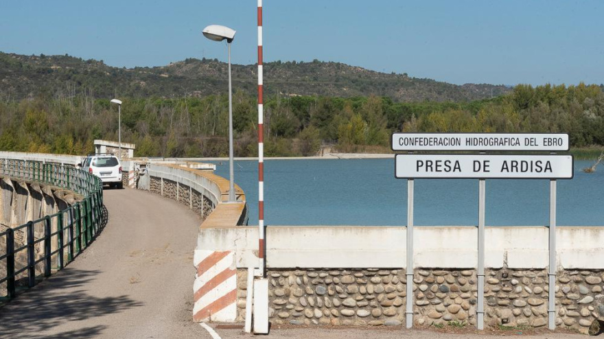 El embalse de Ardisa sirve para regular el río Gállego a su paso por el municipio