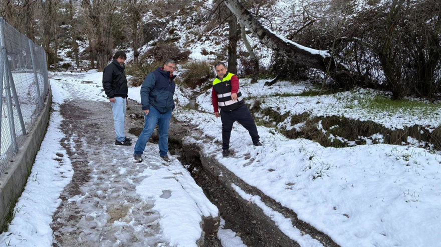 El diputado de Emergencias y Asistencia a Municipios, Eduardo Martos, en su visita al municipio..La Diputación de Granada ha recomendado a los alcaldes de la provincia evaluar la activación de sus respectivos planes de emergencia locales, con el objetivo de "prevenir riesgos y garantizar la seguridad de la población" ante las previsiones meteorológicas de esta semana. Asimismo, ha informado que se está estudiando la posibilidad de tapar una tubería en el municipio de Beas de Granada, donde la lluvia ha arrastrado la tierra que la cubría, dejando al descubierto la conducción de agua potable, lo que podría dejar al municipio sin suministro en caso de nuevas precipitaciones.POLITICA DIPUTACIÓN DE GRANADA