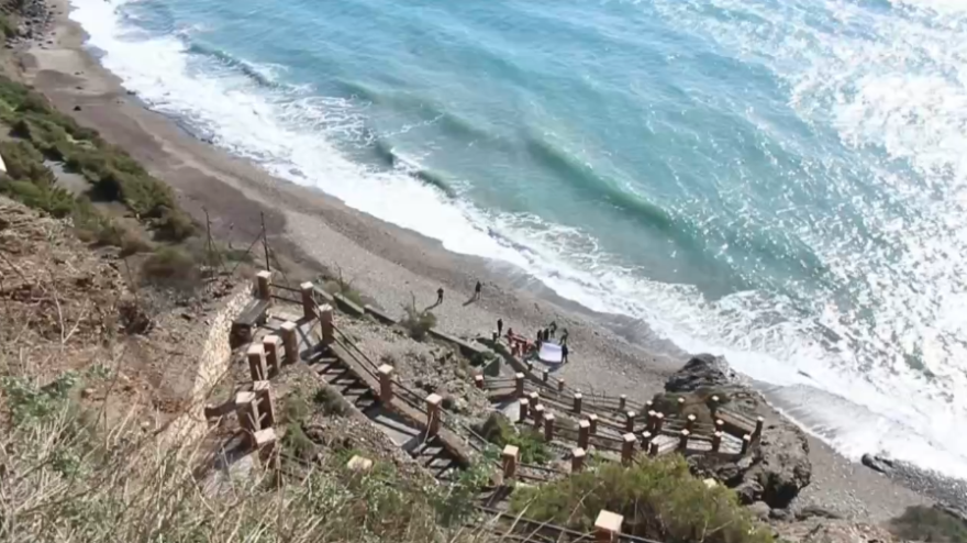 Hallan el cuerpo sin vida de un hombre flotando en una playa de Granada