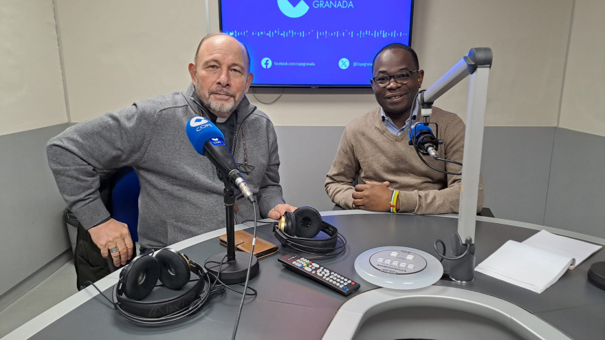 El doctor Cédric Ouanekpone y el obispo de Mbaiki, Jesús Ruiz