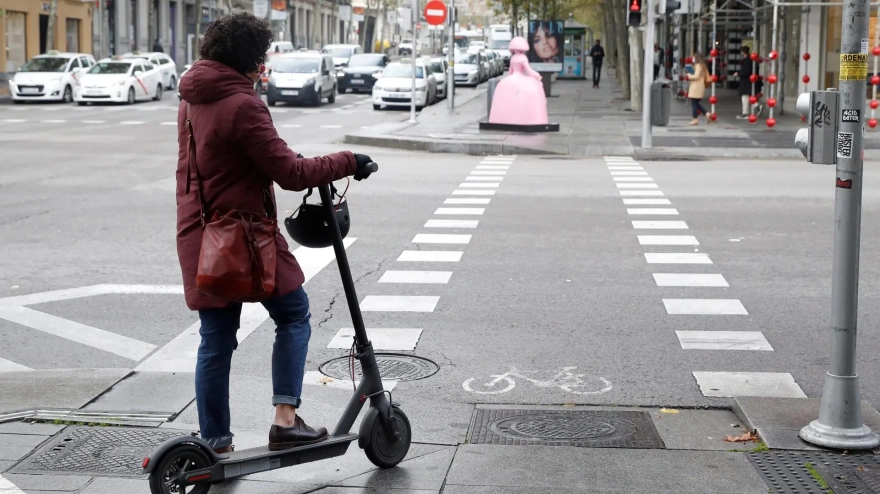 Una mujer circula en patinete eléctrico.
