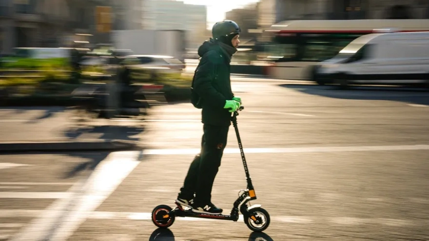 Imagen de archivo en la que un joven circula con un patinete eléctrico.