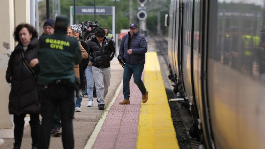 Imagen del tren tras colisionar con un camión en Matapozuelos (Valladolid)