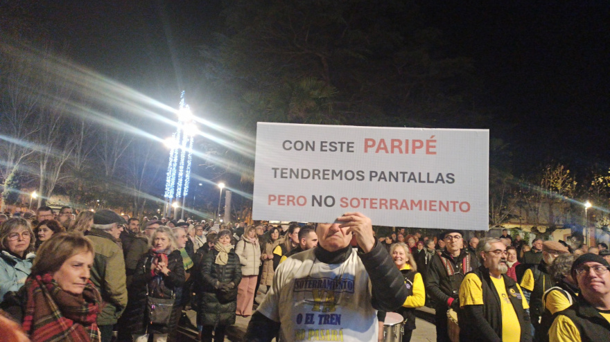 Manifestación contra las pantallas acústicas y en favor del soterramiento del tren en Palencia