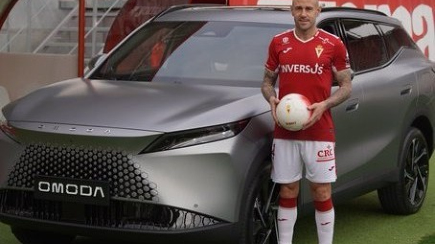 Jon García ya luce la camiseta del Real Murcia