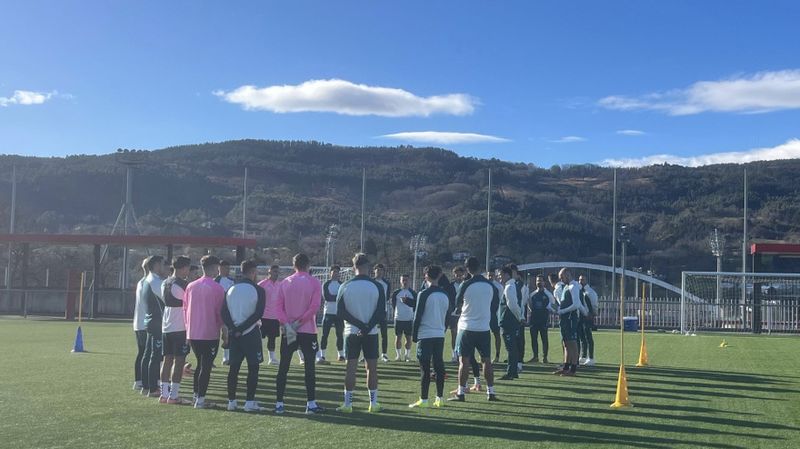 Funes reunió a sus jugadores en Lezama antes de entrenar.