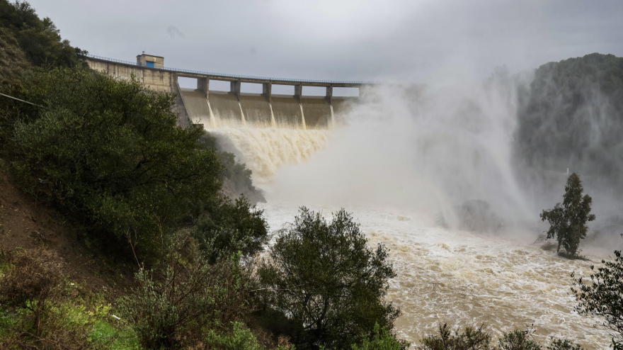 Vista del embalse del Gergal desembalsando agua del río Guadalquivir por las lluvias de estos días, en la provincia de Sevilla