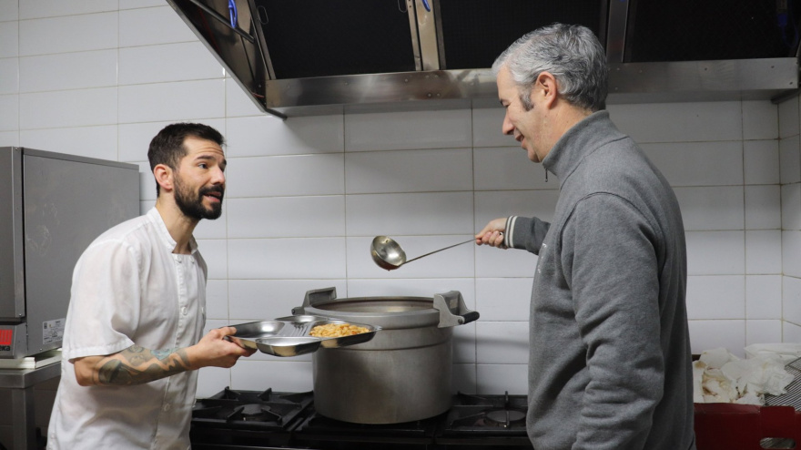 03/02/2026 La Diputación de Badajoz recauda 114 kilos de productos de primera necesidad para el Comedor Social San Vicente Paúl.El diputado del Área de Empleados Públicos, Seguridad y Salud en el Trabajo y vicepresidente tercero de la Diputación de Badajoz, Ramón Díaz Farias, ha hecho entrega oficial a representantes del Comedor Social San Vicente Paúl de la capital pacense de las donaciones de la campaña solidaria organizada por el personal de esta delegación.SOCIEDAD ESPAÑA EUROPA EXTREMADURADIPUTACIÓN DE BADAJOZ