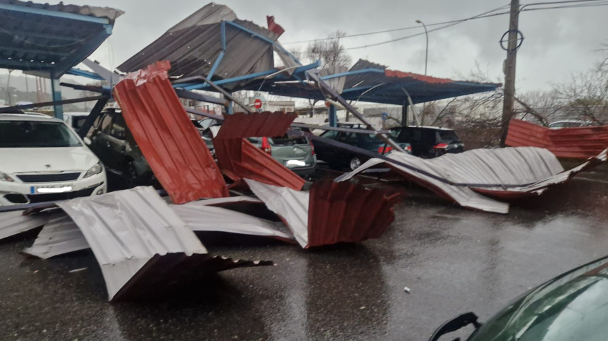 Daños provocados por el viento en Plasencia el pasado viernes