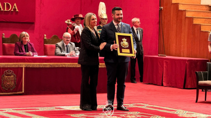 Emilio Martín, Hermano Mayor de la Sacramental del Sagrario recoge la Granada de Oro que le entrega Marifrán Carazo, Alcaldesa de Granada