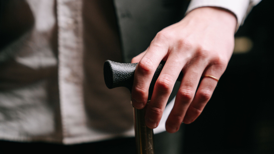 Foto de archivo de persona dependiente en bastón