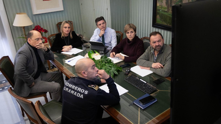 Equipo de gobierno reunido de emergencias