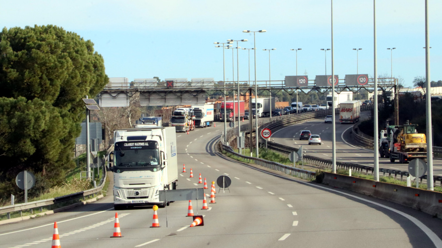 Camiones llegando al punto de corte de la AP-7