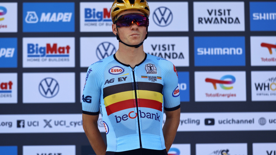 KIGALI (Rwanda), 28/09/2025.- Remco Evenepoel from Belgium prepares to compete in the Elite Men race at the UCI Road Cycling World Championships in Kigali, Rwanda, 28 September 2025. (Ciclismo, Bélgica, Ruanda) EFE/EPA/KIM LUDBROOK