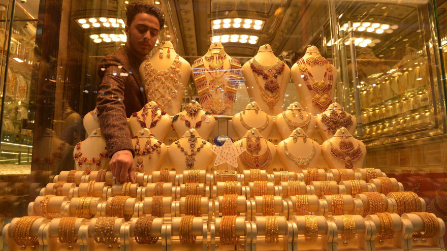 Un orfebre vende adornos de oro