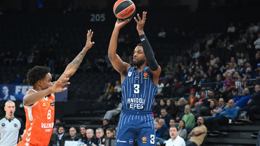Jordan Loyd, antiguo jugador de Valencia Basket, brilló con Anadolu ante los taronja