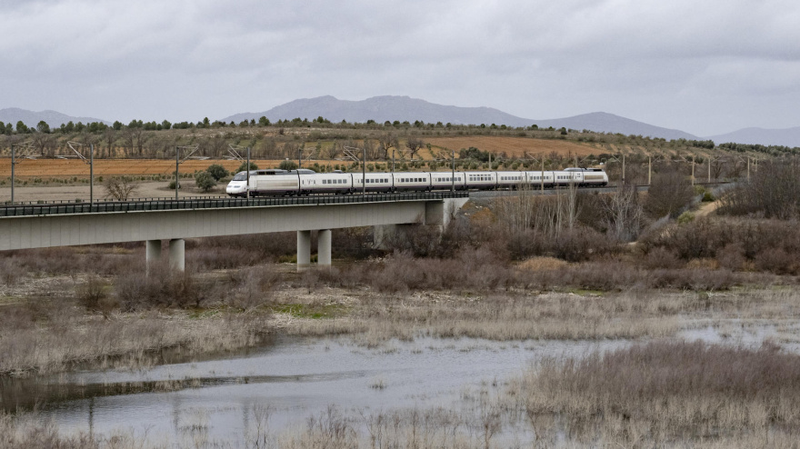 Un tren pasa por encima del cauce del río Guadiana