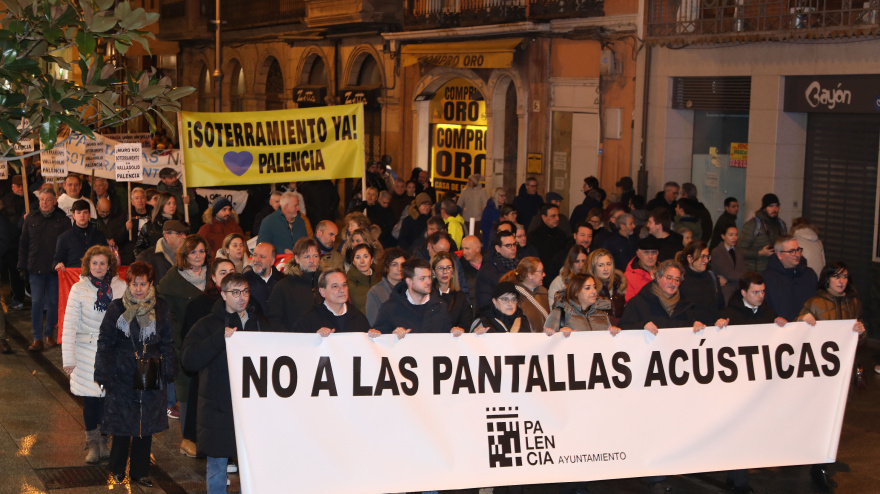 Manifestación respaldada por todos los grupos políticos del Ayuntamiento y miles de palentinos contra el proyecto de pantallas acústicas de Adif en Palencia,  ha discurrido  desde la Plaza Mayor, por la Calle Mayor hasta llegar a la Subdelegación del Gobierno