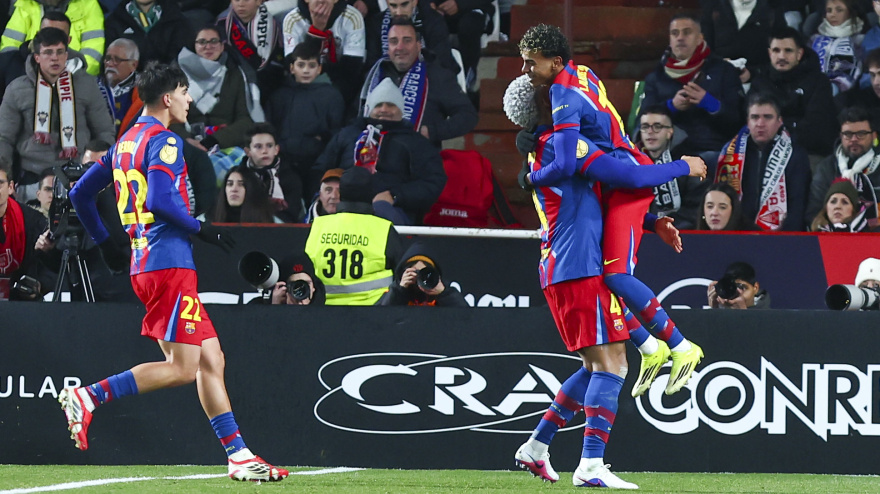 Araujo celebra con Lamine Yamal su gol en el Albacete - Barcelona