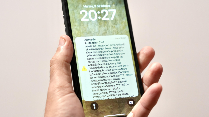 Imagen de un móvil donde se observa la alerta enviada por Protección Civil a todos los teléfonos ubicados en la localidad gaditana de Grazalema