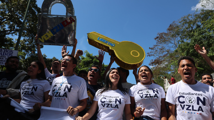 Personas sostienen carteles durante una manifestación convocada por el Movimiento Estudiantil de la Universidad Central de Venezuela, exigiendo la libertad de los presos políticos