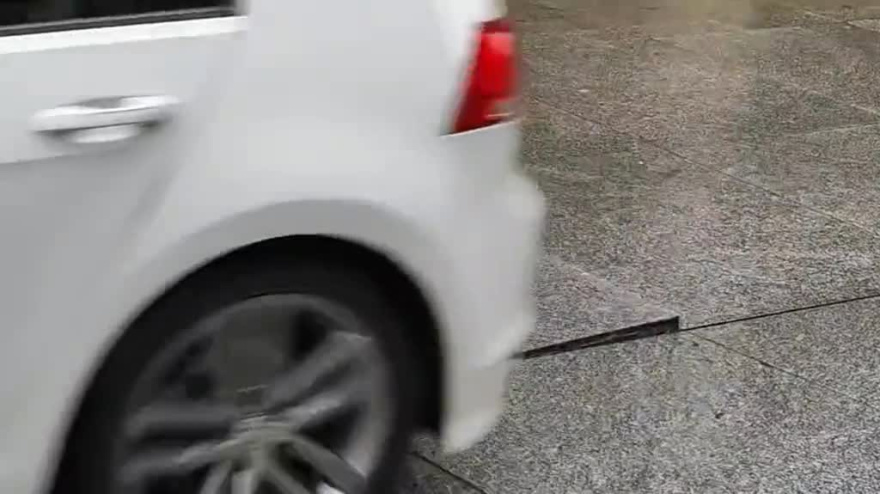 El paso de los vehículos coincide con el uso peatonal en las zonas comunes del casco histórico