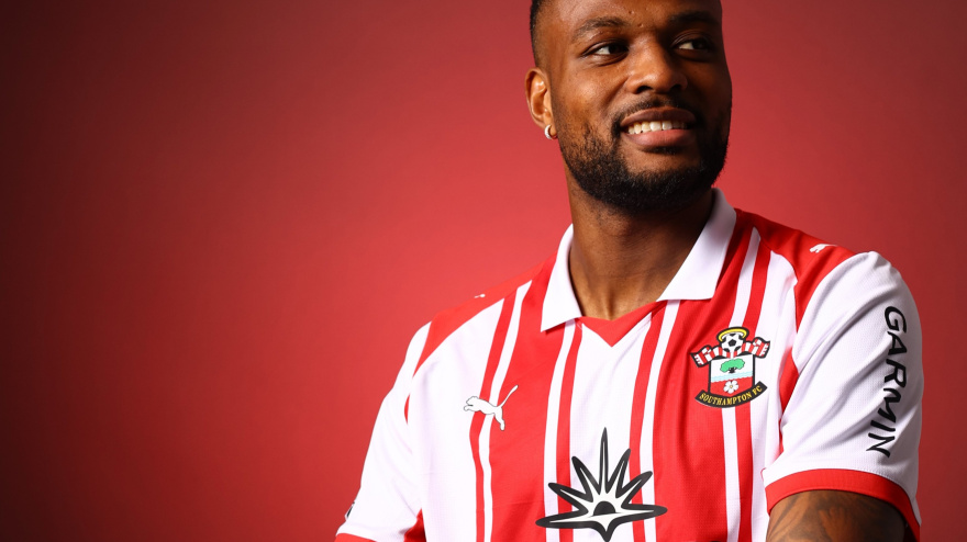 Cyle Larin posa con la camiseta del Southampton FC