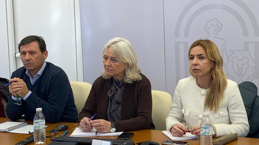 Almudena Martínez (derecha) con representantes de la Junta en Cádiz