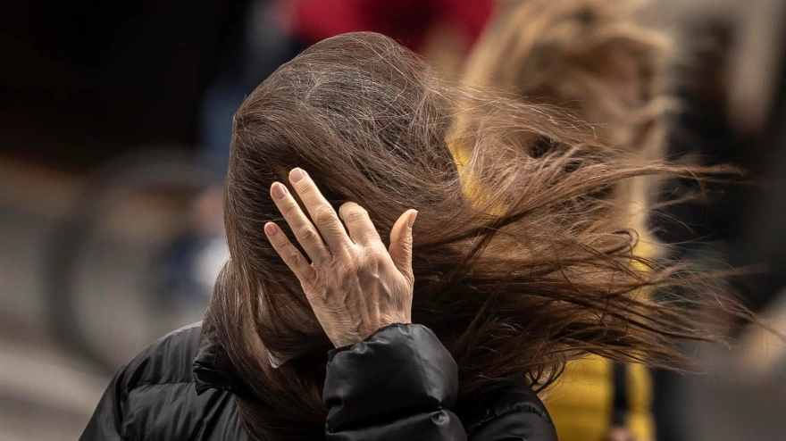 Una mujer despeinada por el viento, en una imagen de archivo.