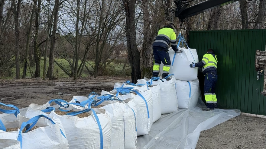 Muros con sacas de tierra junto al río en Galapagar