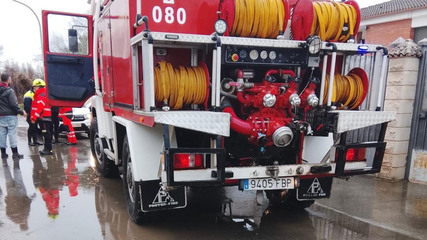 Camión de Bomberos inspeccionando la zona de la Ribera Baja de Alcolea