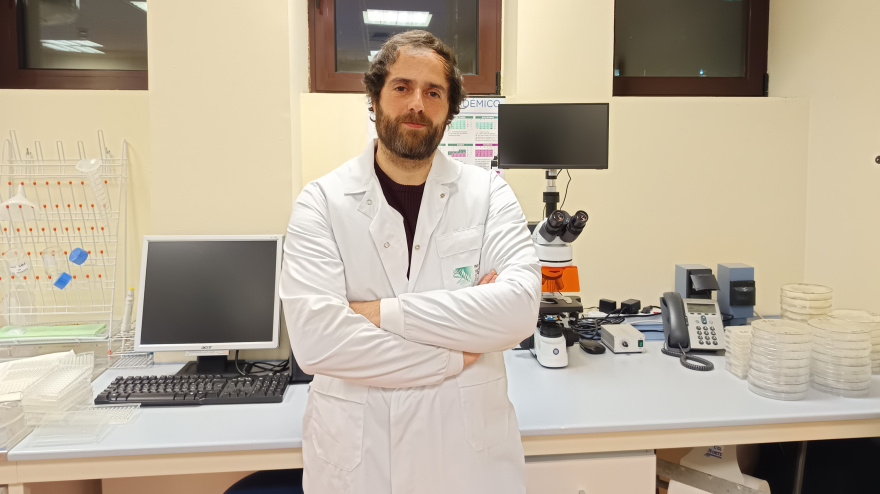 El investigador Christian Sordo en su despacho de Oviedo