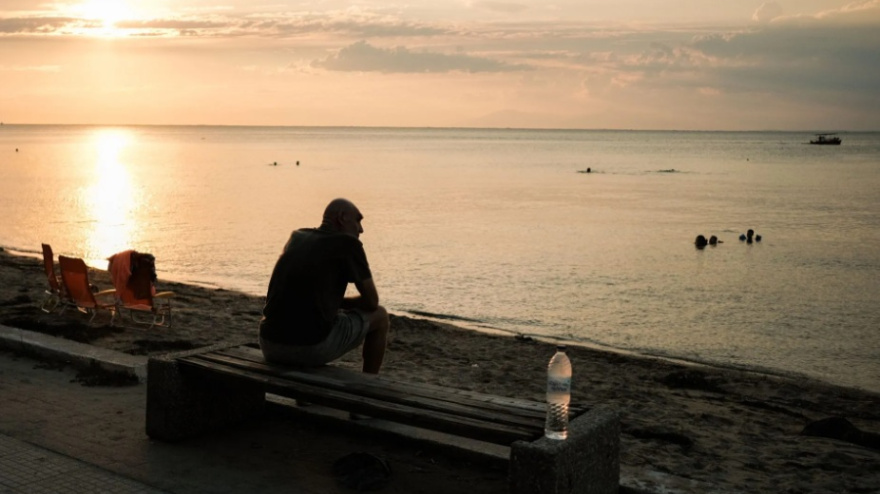 Hombre mirando al mar.