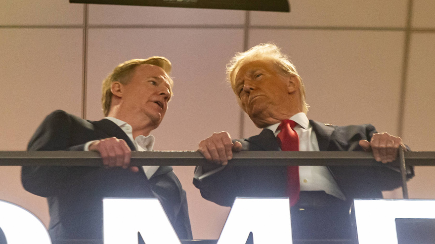 Roger Goodell, comisionado de la NFL, habla con Donald Trump en el último Super Bowl.